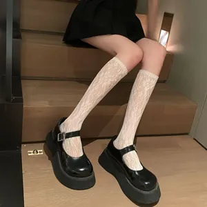 Chaussettes mi-mollet en dentelle blanche pour femmes avec chaussures Mary Jane plateforme.