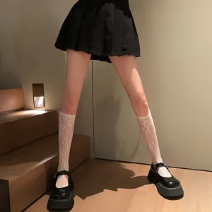Gros plan de chaussettes mi-mollet en dentelle blanche avec des chaussures à plateforme.