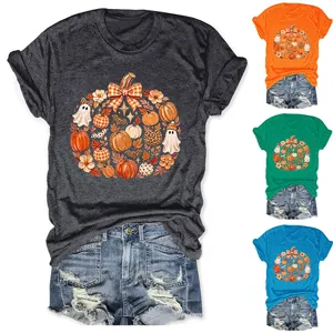 Λεπτομέρειες κοντινής λήψης γυναικείου t-shirt με στάμπα κολοκύθας και φόρμα φθινοπώρου.