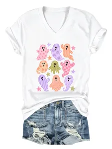 Λευκό γυναικείο T-shirt με V-neck, χαριτωμένα σχέδια φαντασμάτων και μοντέρνο τζιν σορτς.