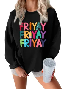 Vue détaillée du sweat-shirt noir décontracté avec des imprimés colorés sur la poitrine.
