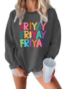 Gros plan détaillé d'un sweat-shirt douillet gris foncé pour femme avec texte imprimé.