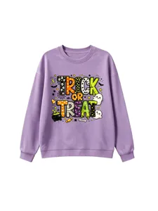 Detalle de estampado de fantasma de Halloween en sudadera morada infantil, diseño bonito.