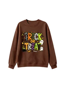 Vista detallada de la sudadera marrón de Halloween con fantasma y texto impreso divertido.
