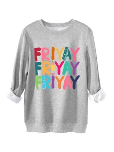 Vue détaillée du sweat-shirt gris douillet avec impression de lettres colorées et tissu chaud.