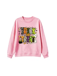Vista detallada del lindo estampado gráfico de Halloween en la sudadera rosa suave.