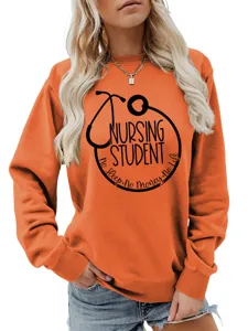 Λεπτομερής όψη του πορτοκαλί φούτερ Nursing Student με τύπωμα, άνετο μακρυμάνικο.