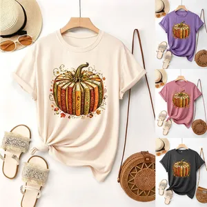 Lässiges Damen Kurzarmshirt mit Herbst Kürbis Buch Grafik und passenden Accessoires.