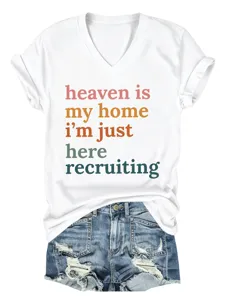 Camiseta casual blanca con cuello en V y manga corta con slogan y shorts de mezclilla.