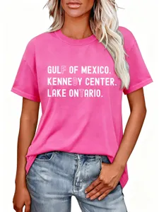 Detailopname van een casual roze shirt met korte mouwen en witte tekstprint.