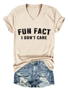 Camiseta casual de manga corta cuello V con letras, combinada con shorts vaqueros.