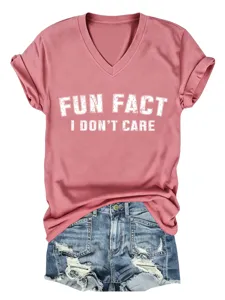 Camiseta rosa de cuello en V y manga corta con estampado de texto divertida y short vaquero.