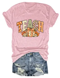 Casual dames korte mouw t-shirt met teach pompoen print en denim korte broek outfit.