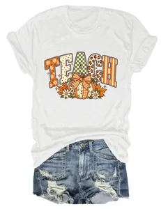 Dames casual korte mouw t-shirt met leraar pompoen grafische print gecombineerd met denim shorts.