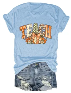 Dames lichtblauw korte mouw t-shirt met herfst pompoen print en teach grafisch detail.