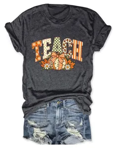 Detailweergave van donkergrijs dames t-shirt met korte mouwen, pompoenprint en jeansshorts.