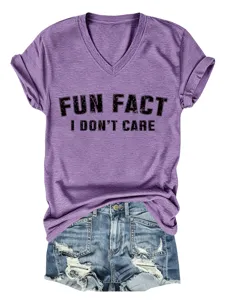 Vista detallada de la camiseta morada casual con cuello en V y manga corta con texto.