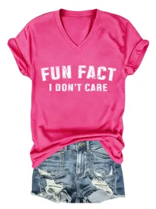Detalle de camiseta rosa cuello V manga corta con estampado divertido y shorts vaqueros.