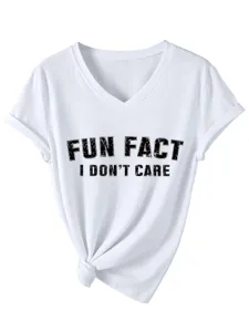 Camiseta gráfica blanca informal de cuello en V y manga corta con frase y nudo frontal.