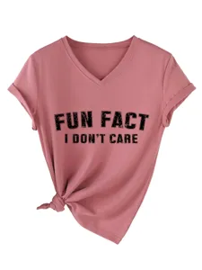 Vista detallada de camiseta rosa de mujer con cuello en V y estampado gráfico casual.