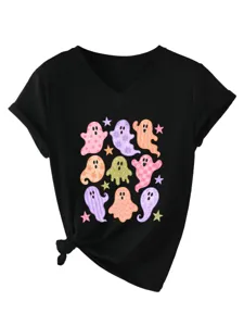 Λεπτομέρεια μαύρου T-shirt με V λαιμόκοψη και τύπωμα από χαριτωμένα φαντάσματα.