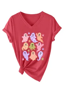 Λεπτομέρεια από κόκκινο T-shirt με V λαιμόκοψη και τύπωμα χαριτωμένων χρωματιστών φαντασμάτων.