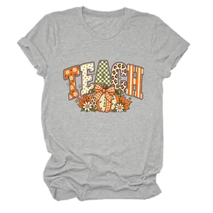 Detailopname van het grijze dames t-shirt met korte mouwen en een leuke pompoen print.