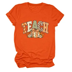 Gedetailleerd uitzicht op oranje dames t-shirt met korte mouwen en teach pompoen print top.