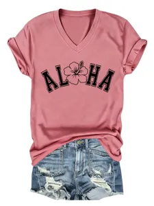Détail de la t-shirt rose col V à manches courtes avec le joli graphisme floral ALOHA.