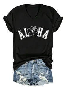Gros plan sur le t-shirt noir à col en V et manches courtes avec motif floral ALOHA et revers.