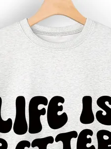 Lässiger Damen Rundhals Pullover mit stilvollem schwarzen Buchstabenprint für den Alltag.