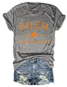 Γκρι γυναικείο casual T-shirt με κοντό μανίκι συνδυασμένο με σκισμένο τζιν σορτς.