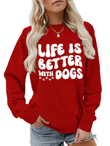 Nahaufnahme eines roten langarmigen Sweatshirts mit Haustier Slogan und Pfotenabdruck.