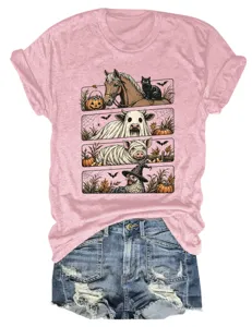 Vista cercana del divertido gráfico de animales de Halloween en esta camiseta rosa de manga corta.