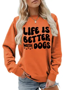 Detailansicht des orangenen Pullovers mit schwarzem Front-Design am Ärmel und Bund.