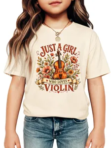 Gros plan sur un t-shirt beige pour enfant avec un élégant motif de violon et de fleurs.