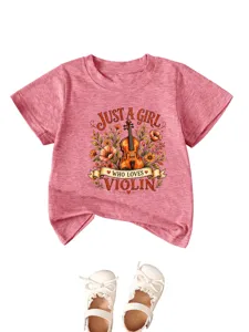 Vue rapprochée du t-shirt rose à manches courtes pour enfants avec graphique violon et chaussures.