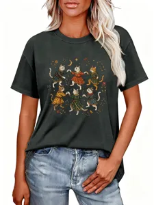 Close-up van het donkergrijze grafische t-shirt met vintage middeleeuwse dansende kattenprint.
