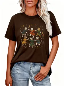 Detailweergave van het bruine dames t-shirt met korte mouwen en vintage kattenprint.