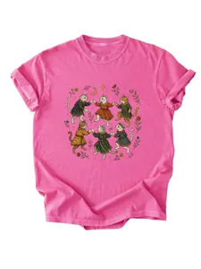 Gedetailleerd uitzicht op de schattige vintage katten graphic op het zachte roze t-shirt.