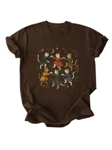 Bruin t-shirt met korte mouwen en een vintage folk katten dansende grafisch, maan en sterren.