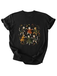 Gedetailleerde close-up van het zwarte t-shirt met korte mouwen en retro kattenprint.