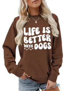 Bequemer brauner Damen Pullover mit Hunde Zitat Grafikprint im Detail Ansicht Stil.
