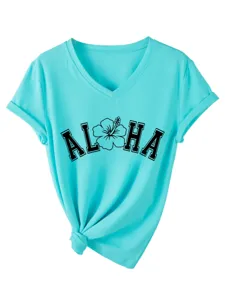 Gros plan détaillé du t-shirt à manches courtes et col en V avec motif floral tropical.