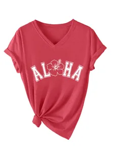 Détail en gros plan du t-shirt rouge à col en V et manches courtes avec imprimé Aloha.