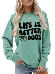 Lässiges mintgrünes Damen Langarm Sweatshirt mit süßem Hunde Slogan Print Detail.