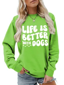 Detailansicht des grünen Damen Sweatshirts mit tierischem Spruch und Pfotenabdruck.