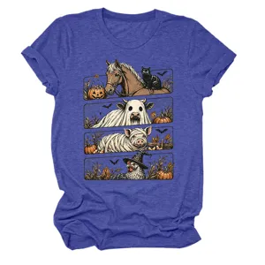 Vista detallada del estampado gráfico de animales de granja de Halloween en la camiseta azul.