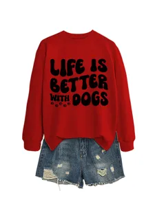 Lässiger roter Rundhals-Pullover mit Hundespruch und stylischen destroy Jeans-Shorts.