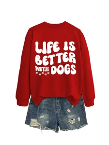 Roter langarm Pullover mit grafischem Text kombiniert mit zerrissenen Jeansshorts Damen.